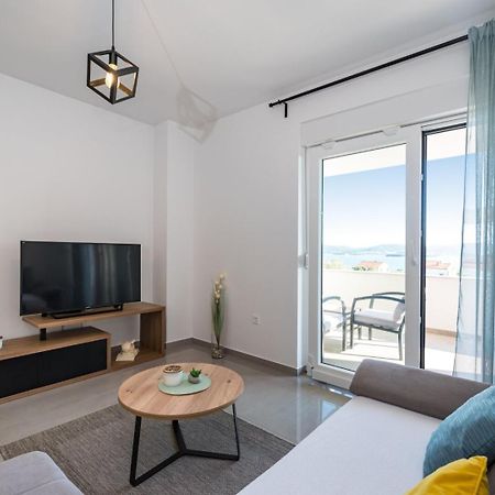 Crowonder Sun Dance Apartments With Heated Swimming Pool Seaview And Garden Sveti Filip i Jakov Exterior photo