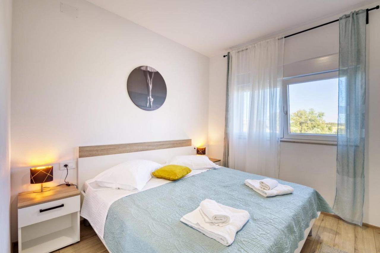 Crowonder Sun Dance Apartments With Heated Swimming Pool Seaview And Garden Sveti Filip i Jakov Exterior photo