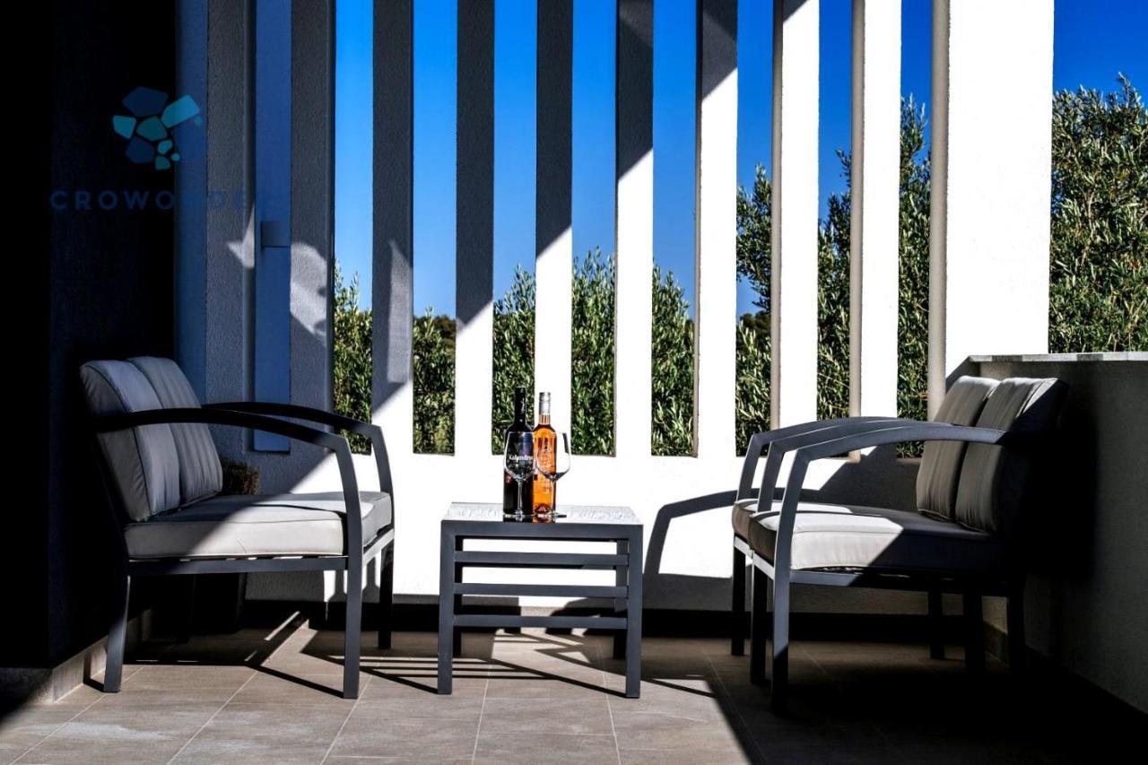 Crowonder Sun Dance Apartments With Heated Swimming Pool Seaview And Garden Sveti Filip i Jakov Exterior photo