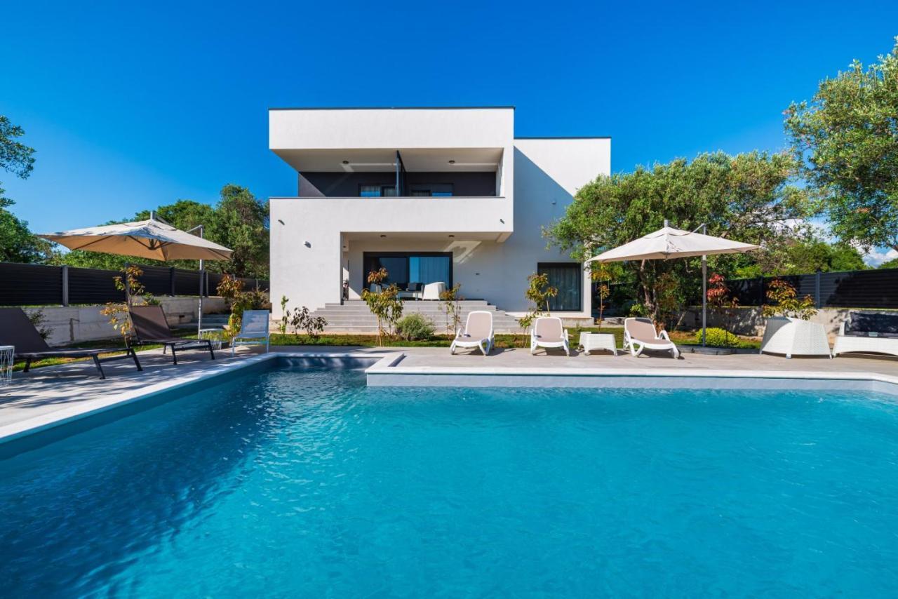Crowonder Sun Dance Apartments With Heated Swimming Pool Seaview And Garden Sveti Filip i Jakov Exterior photo