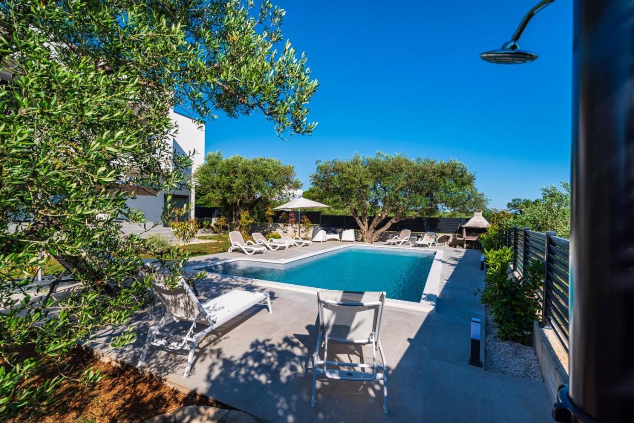 Crowonder Sun Dance Apartments With Heated Swimming Pool Seaview And Garden Sveti Filip i Jakov Exterior photo