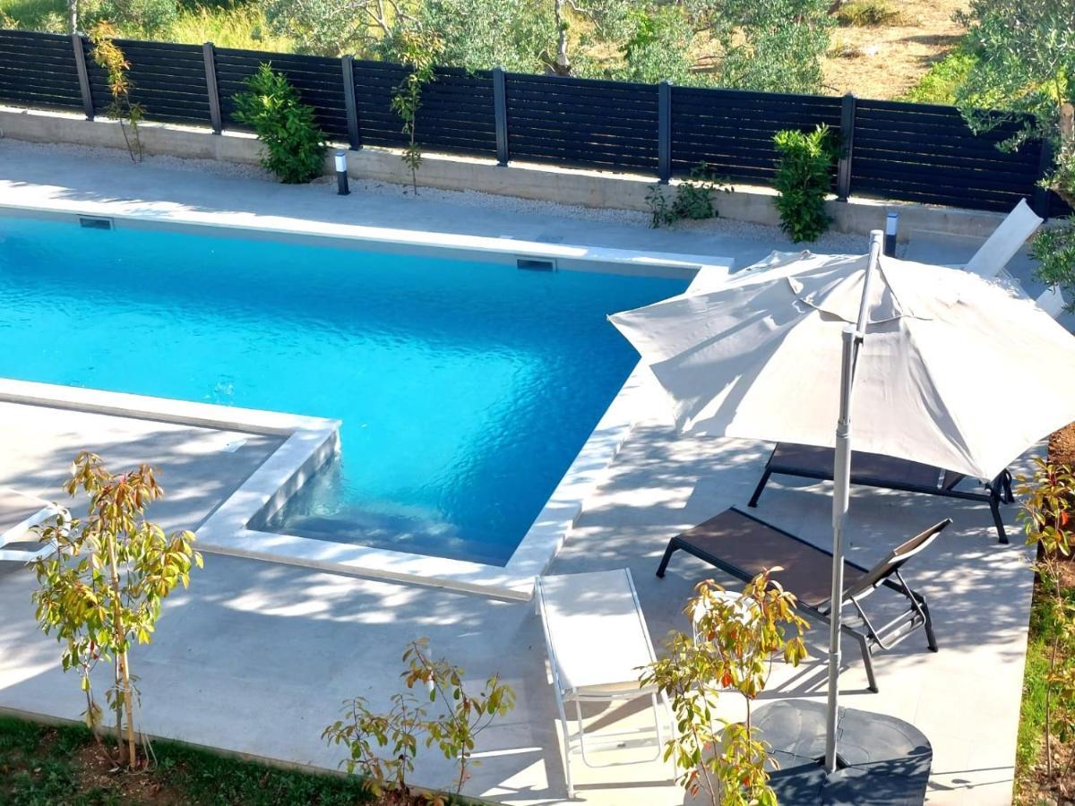 Crowonder Sun Dance Apartments With Heated Swimming Pool Seaview And Garden Sveti Filip i Jakov Exterior photo
