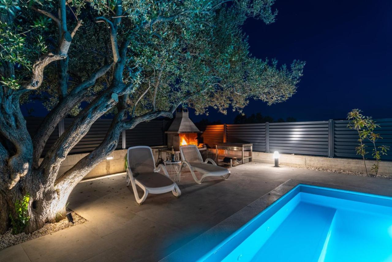 Crowonder Sun Dance Apartments With Heated Swimming Pool Seaview And Garden Sveti Filip i Jakov Exterior photo
