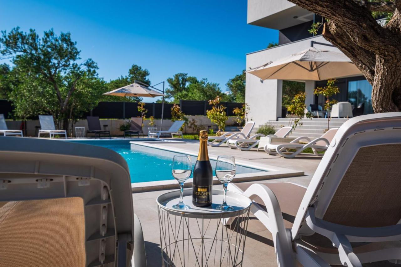 Crowonder Sun Dance Apartments With Heated Swimming Pool Seaview And Garden Sveti Filip i Jakov Exterior photo