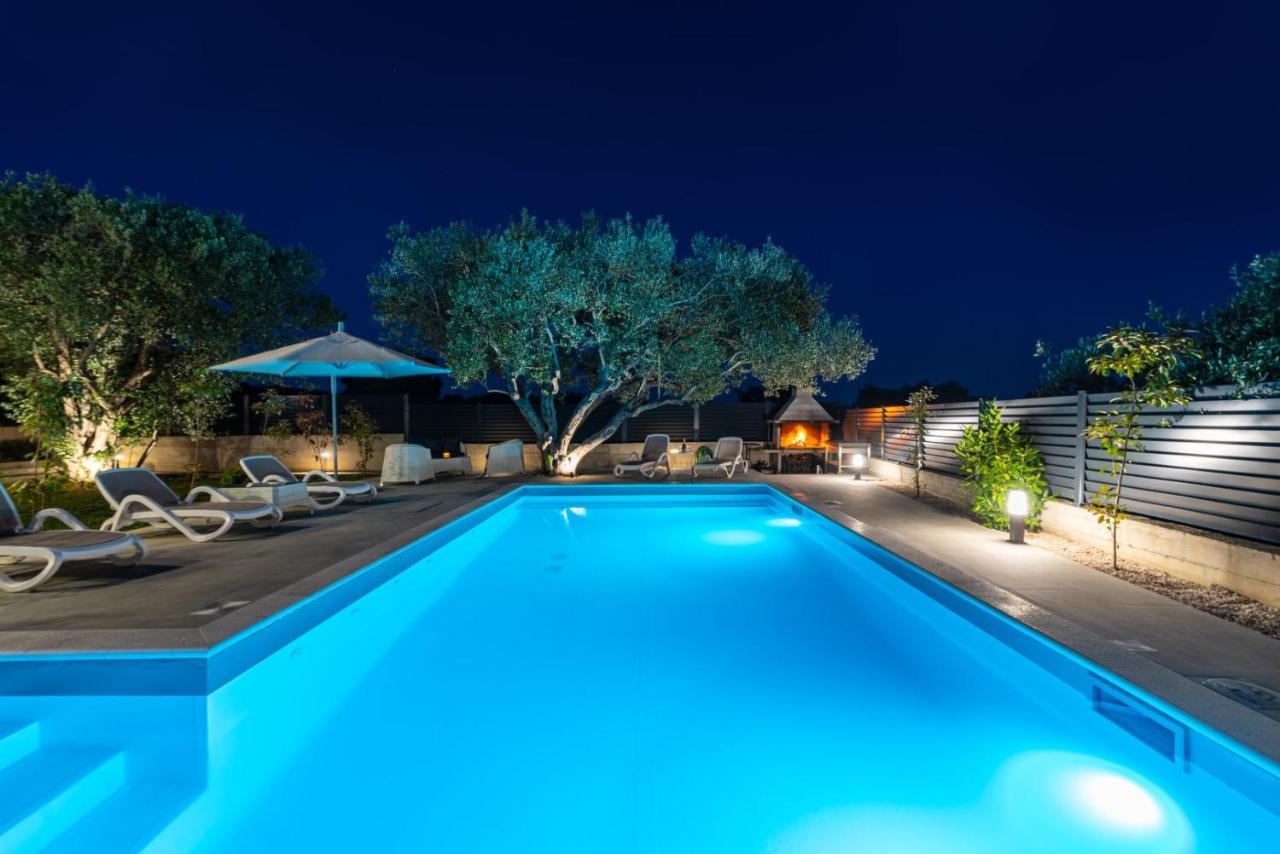 Crowonder Sun Dance Apartments With Heated Swimming Pool Seaview And Garden Sveti Filip i Jakov Exterior photo