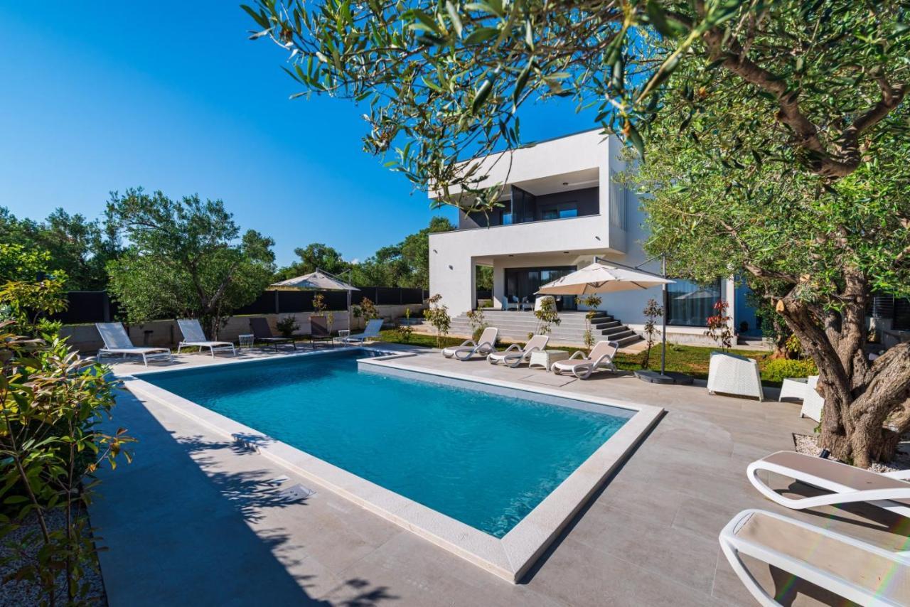 Crowonder Sun Dance Apartments With Heated Swimming Pool Seaview And Garden Sveti Filip i Jakov Exterior photo