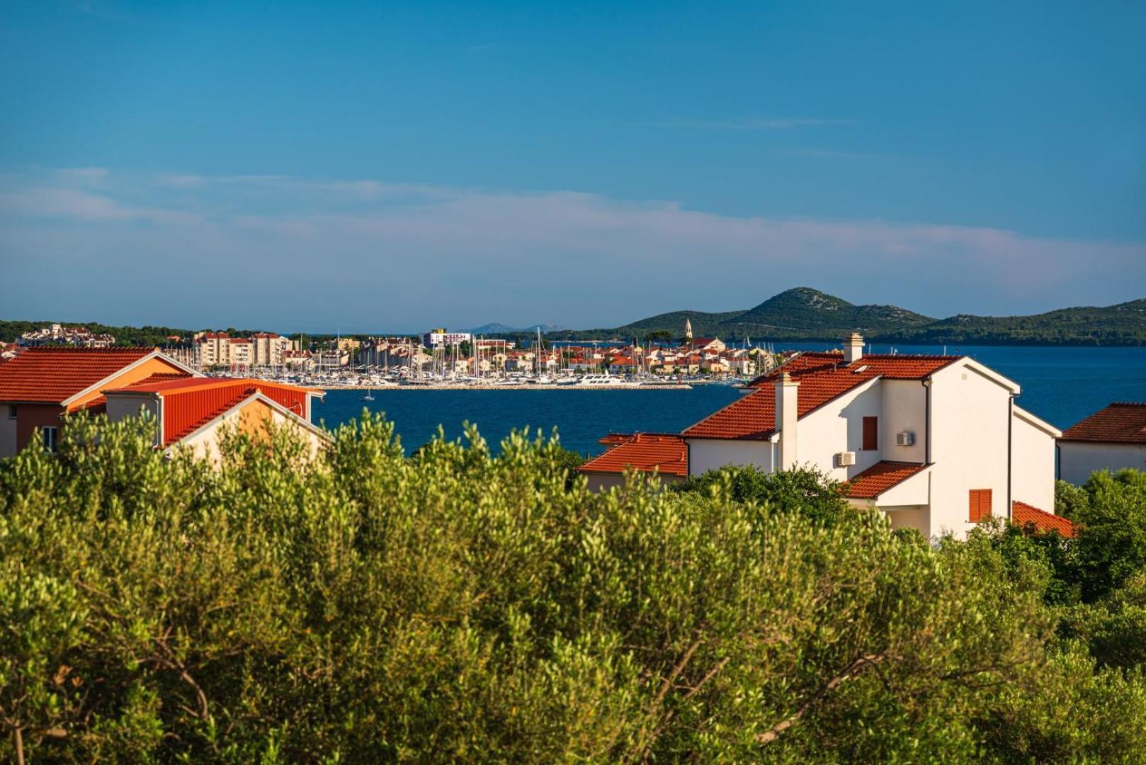 Crowonder Sun Dance Apartments With Heated Swimming Pool Seaview And Garden Sveti Filip i Jakov Exterior photo