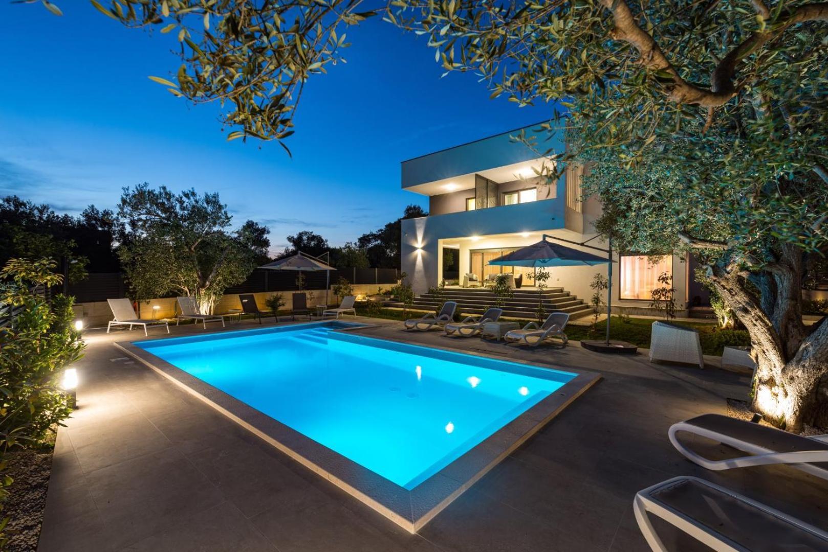 Crowonder Sun Dance Apartments With Heated Swimming Pool Seaview And Garden Sveti Filip i Jakov Exterior photo
